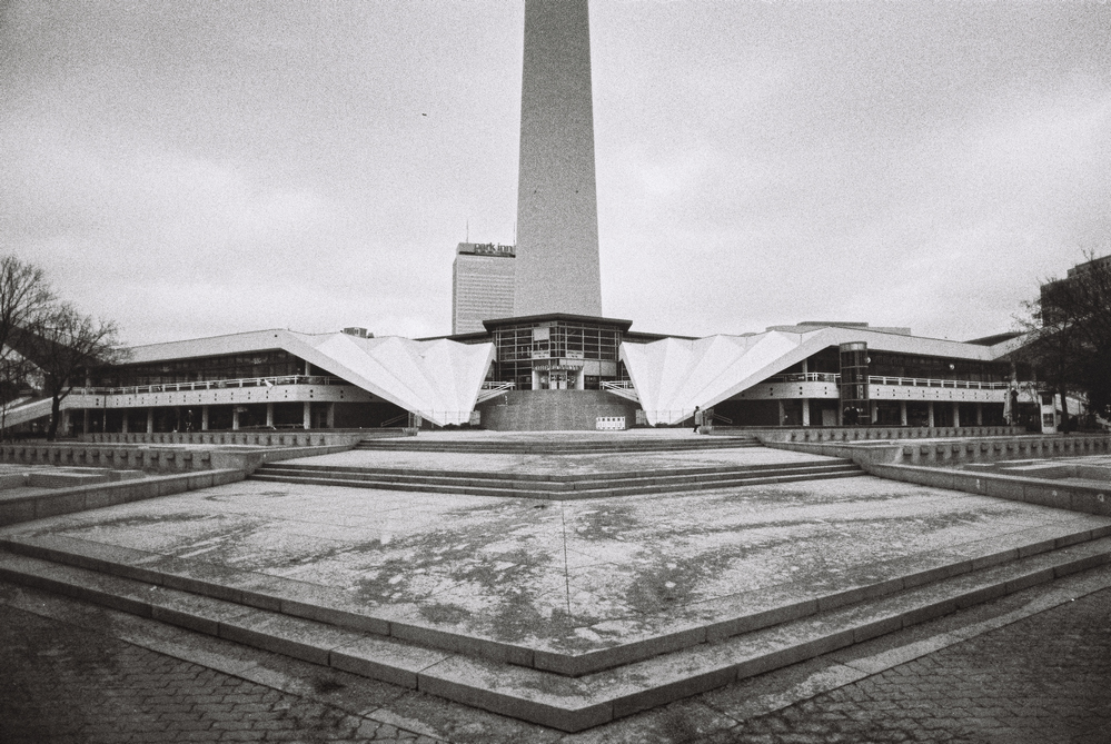 Berliner Fernsehturm zwischen Wohnbauten und Stadtlandschaft