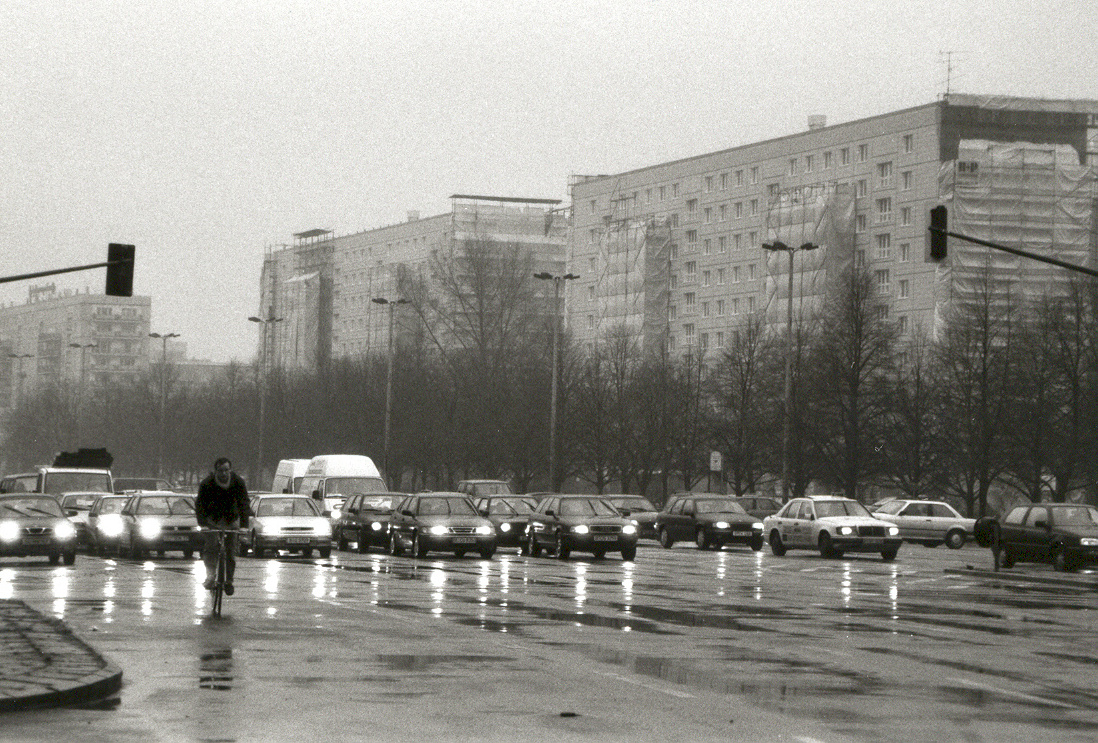 Berlin Karl-Marx-Allee analog fotografiert bei Regen